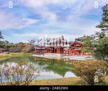 Uji, Japan - März. 23, 2019: Schöne dem Byodoin-schrein Tempel im Frühjahr mit See Wasser Reflexion, Frühling reisen Bild in Uji, Kyoto, Japan. Stockfoto