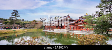 Uji, Japan - März. 23, 2019: Schöne dem Byodoin-schrein Tempel im Frühjahr mit See Wasser Reflexion, Frühling reisen Bild in Uji, Kyoto, Japan. Stockfoto