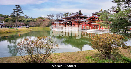 Uji, Japan - März. 23, 2019: Schöne dem Byodoin-schrein Tempel im Frühjahr mit See Wasser Reflexion, Frühling reisen Bild in Uji, Kyoto, Japan. Stockfoto