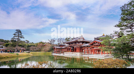 Uji, Japan - März. 23, 2019: Schöne dem Byodoin-schrein Tempel im Frühjahr mit See Wasser Reflexion, Frühling reisen Bild in Uji, Kyoto, Japan. Stockfoto