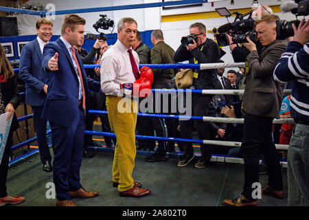 Brexit-Chef Nigel Farage bei einem Besuch in Bolsover Boxing Club in der Nähe von Chesterfield in Derbyshire. Stockfoto