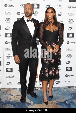 London, Großbritannien. 04 Nov, 2019. Marvin Humes und Rochelle Humes nehmen an der Musikindustrie Trusts Auszeichnungen auf der Grosvenor House, Park Lane in London. Credit: SOPA Images Limited/Alamy leben Nachrichten Stockfoto