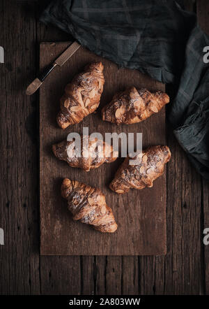 Mandel Croissant mit Pudding Auffüllen auf Holz Hintergrund. Stockfoto