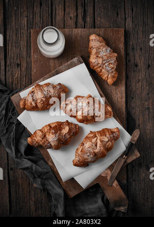 Mandel Croissant mit Pudding Auffüllen auf Holz Hintergrund. Stockfoto