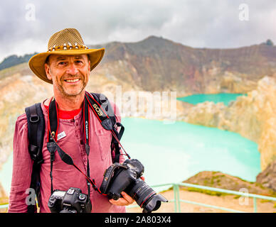 Georg Berg, Journalist und Fotograf bei Kelimutu Vulkan, Indonesien Stockfoto