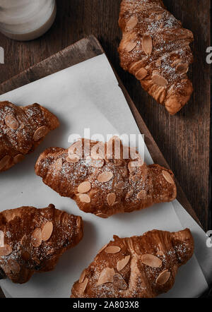 Mandel Croissant mit Pudding Auffüllen auf Holz Hintergrund. Stockfoto