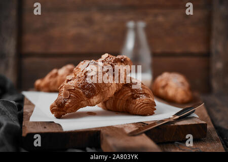 Mandel Croissant mit Pudding Auffüllen auf Holz Hintergrund. Stockfoto