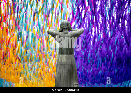 Berlin, Deutschland. 05 Nov, 2019. Die Figur "der Rufer" steht vor der Kunst der Installation 'Visions in Motion" des amerikanischen Künstlers Patrick Shearn auf der Straße des 17. Juni vor dem Brandenburger Tor. Seit 04.11.2019 die Feierlichkeiten zum Jubiläum des Mauerfalls ausgeführt werden. Credit: Fabian Sommer/dpa/Alamy leben Nachrichten Stockfoto