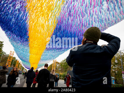 Berlin, Deutschland. 05 Nov, 2019. Ein Besucher Fotos die Kunst der Installation 'Visions in Motion" des amerikanischen Künstlers Patrick Shearn auf der Straße des 17. Juni vor dem Brandenburger Tor. Seit 04.11.2019 die Feierlichkeiten zum Jubiläum des Mauerfalls ausgeführt werden. Credit: Fabian Sommer/dpa/Alamy leben Nachrichten Stockfoto