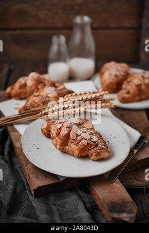 Mandel Croissant mit Pudding Auffüllen auf Holz Hintergrund. Stockfoto