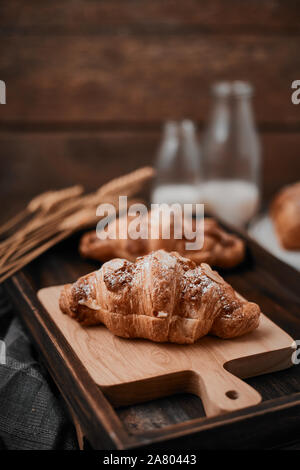 Mandel Croissant mit Pudding Auffüllen auf Holz Hintergrund. Stockfoto
