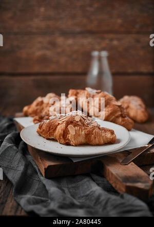 Mandel Croissant mit Pudding Auffüllen auf Holz Hintergrund. Stockfoto