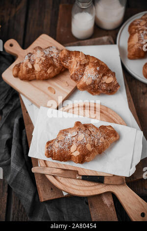 Mandel Croissant mit Pudding Auffüllen auf Holz Hintergrund. Stockfoto