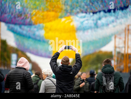 Berlin, Deutschland. 05 Nov, 2019. Ein Besucher Fotos die Kunst der Installation 'Visions in Motion" des amerikanischen Künstlers Patrick Shearn auf der Straße des 17. Juni vor dem Brandenburger Tor. Seit 04.11.2019 die Feierlichkeiten zum Jubiläum des Mauerfalls ausgeführt werden. Credit: Fabian Sommer/dpa/Alamy leben Nachrichten Stockfoto