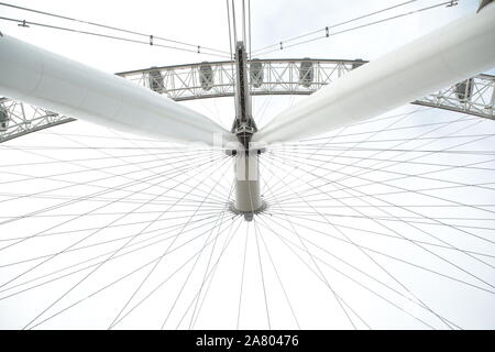 29. Oktober 2019 Achse des Coca-Cola London Eye von South Bank, Nabe des Rades, Spindel, A-Frame Beine, Speichen und der höchsten Kapseln. Stockfoto