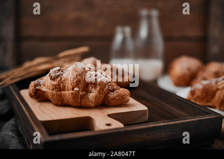 Mandel Croissant mit Pudding Auffüllen auf Holz Hintergrund. Stockfoto