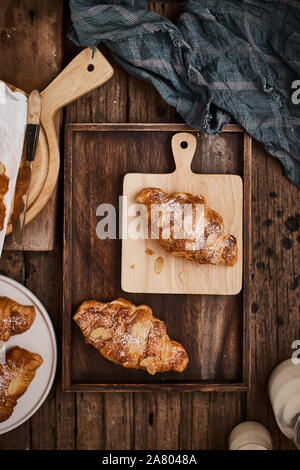 Mandel Croissant mit Pudding Auffüllen auf Holz Hintergrund. Stockfoto