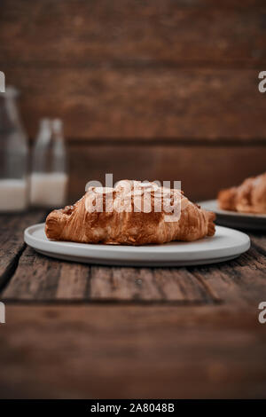 Mandel Croissant mit Pudding Auffüllen auf Holz Hintergrund. Stockfoto