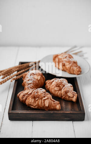 Mandel Croissant mit Pudding Auffüllen auf Holz Hintergrund. Stockfoto