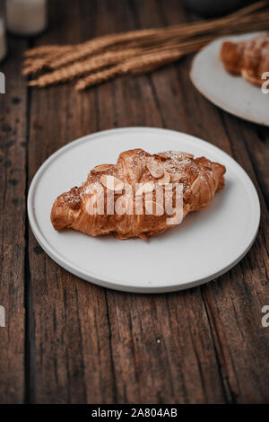 Mandel Croissant mit Pudding Auffüllen auf Holz Hintergrund. Stockfoto