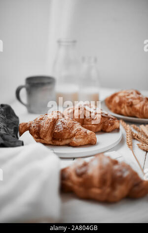 Mandel Croissant mit Pudding Auffüllen auf Holz Hintergrund. Stockfoto