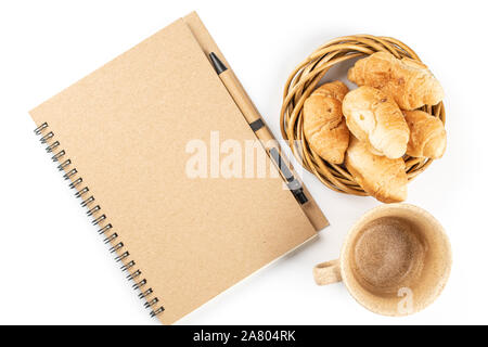 Mini Croissant Frühstück mit Notizbuch und Stift flatlay auf weißem Hintergrund Stockfoto