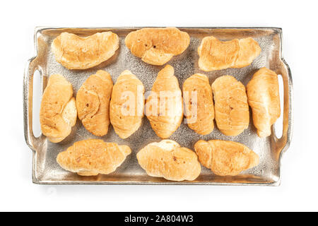 Menge ganz, frisch gebackene Mini Croissant auf Fach flatlay auf weißem Hintergrund Stockfoto