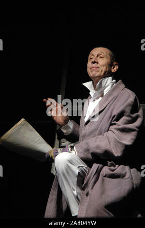 Russische und Sowjetische Theater und Kino Schauspieler Valeri Zolotukhin führt Marquis de Sade während einer Probe der Marat/Sade von Peter Weiss unter der Regie von Juri Ljubimow in der Taganka Theater (Moskau, Russland) während der Theater Tour in Prag, Tschechische Republik, am 28. November 2004. Stockfoto