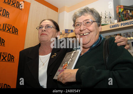 Russische und Sowjetische Schauspielerin Lillian Malkina (R) abgebildet mit einer nicht identifizierten Person während einer Präsentation von ihrer Abhandlung Buch mit dem Titel "Wie ich war Kolyas Großmutter' im Neo Luxor Book Store in Prag, Tschechische Republik, am 12. November 2003. Lillian Malkina warf als die Großmutter der Hauptfigur in dem Oscar-preisgekrönten Film Kolya Tschechische Drama unter der Regie von Jan Svěrák (1995). Stockfoto