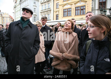 Valentina Matwijenko (C), der Gouverneur von St. Petersburg, Russland, schaut auf die berühmte Astronomische Uhr in Prag Bei ihrem offiziellen Besuch in Prag, Tschechische Republik, am 5. November 2007. Der russische Botschafter in der Tschechischen Republik Alexei Fedotov ist auf dem Bild links. Stockfoto