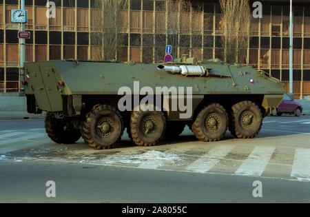 Tschechoslowakische gepanzerte Mannschaftswagen OT-64 Guard der Bereich um das Gebäude des Radio Free Europe/Radio Liberty (RFE/RL) in Prag, Tschechische Republik, am 1. Dezember 2001. Der Bereich in der Innenstadt von Prag war schwer bewacht das Gebäude gegen mögliche terroristische Angriffe nach den Attentaten vom 11. September in New York zu schützen. Gepanzerte Truppentransporter das Gebäude bis zum April 2002 bewacht. Stockfoto