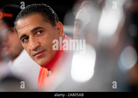 Hamburg, Deutschland. 05 Nov, 2019. Ismail Özen-Otto, Promoter Universum Box Promotion, sitzt auf dem Podium bei einer Pressekonferenz im Universum Box-Gym. Am 09.11.2019 wird es einen Kampf Abend in Hamburg werden für die IBO internationale Titel in extrem geringes Gewicht zwischen Harutyunyan aus Deutschland und Dumanow aus Russland. Credit: Christian Charisius/dpa/Alamy leben Nachrichten Stockfoto