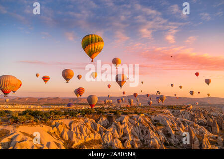 Göreme, Kappadokien, Türkei - 7. Oktober 2019: Heißluftballons mit Touristen bei Sonnenaufgang gefüllt Floating entlang der Täler des Nationalpark Göreme Stockfoto
