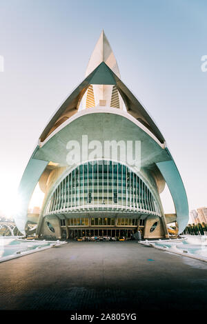 Sonnenuntergang Blick auf die El Palau de les Arts Reina Sofia, Oper, von der Pont de Montolivet Brücke in der Stadt der Künste und der Wissenschaften, Ciutata entfernt Stockfoto