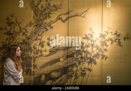 Bonhams, New Bond Street, London, UK. 5. November 2019. Eine hervorragende Royal Collection, mit Lack arbeiten durch einige der berühmtesten Künstler in Japan während der Edo und Meiji Perioden entstehen, auf Ansicht vor dem Verkauf am 7. November. Bild: Matsubayashi Keigetsu (1876-1963) Bambus und Rock, Showa Ära (1926-1989), Mai 1946, Schätzpreis: £ 15,000-18,000. Credit: Malcolm Park/Alamy Leben Nachrichten. Stockfoto