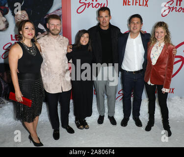 Los Angeles, USA. 04 Nov, 2019. LOS ANGELES, Kalifornien, USA - November 04: Kay Canon, Lukas Snellin, Alexa Faigen, Scott Stuber, Dylan Clark und Victoria Strouse am Los Angeles Premiere von Netflix "Let It Snow" bei Pacific Theater an der Waldung am 4. November 2019 in Los Angeles, California, United States. (Quelle: Bild Presse Agentur/Alamy leben Nachrichten Stockfoto