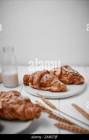 Mandel Croissant mit Pudding Auffüllen auf Holz Hintergrund. Stockfoto
