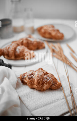 Mandel Croissant mit Pudding Auffüllen auf Holz Hintergrund. Stockfoto