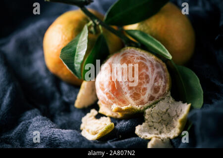 Ein Bündel von Mandarinen auf einem dunkelgrauen Gaze fabric Stockfoto