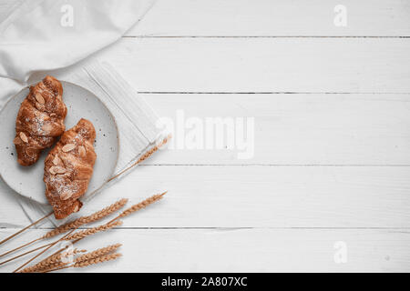 Mandel Croissant mit Pudding Auffüllen auf Holz Hintergrund. Stockfoto