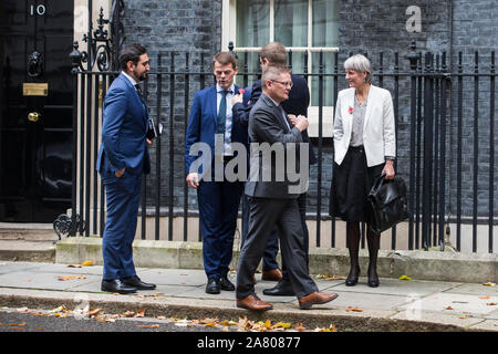 London, Großbritannien. 5. November 2019. Bárður á Steig Nielsen (2. links), der Ministerpräsident der Färöer, steht außerhalb 10 Downing Street nach einem Treffen. Credit: Mark Kerrison/Alamy leben Nachrichten Stockfoto