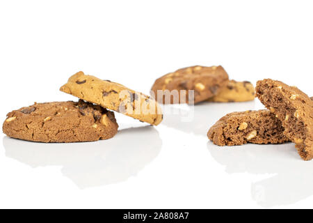 Gruppe von vier ganze zwei Hälften von süßen braunen Cookie auf weißem Hintergrund Stockfoto