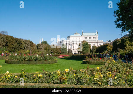 Der Volksgarten (Völker Garten) im September mit dem Burgtheater Gebäude im Hintergrund, Bezirk Innere Stadt, Wien, Österreich Stockfoto