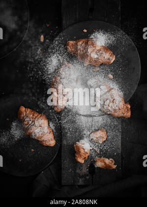 Mandel Croissant mit Pudding Auffüllen auf Holz Hintergrund. Stockfoto