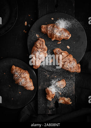 Mandel Croissant mit Pudding Auffüllen auf Holz Hintergrund. Stockfoto