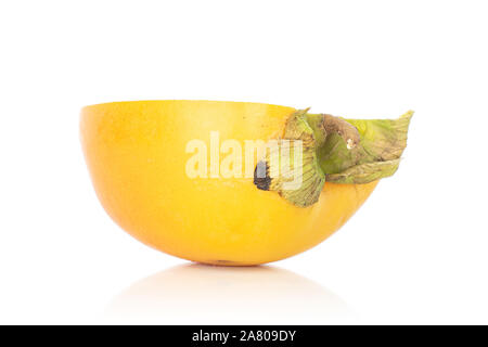 Die Hälfte der Sweet Orange Kaki auf weißem Hintergrund Stockfoto