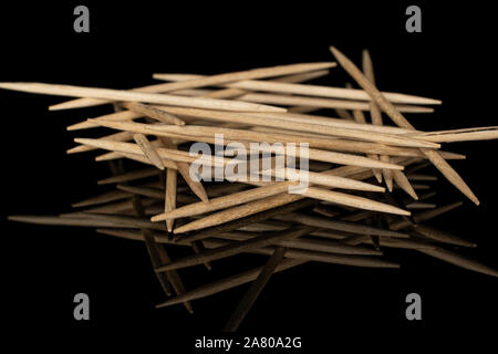 Menge ganze arrangiert Holz braun Zahnstocher auf schwarzem Glas isoliert Stockfoto