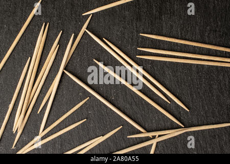 Menge ganze ungeordneten Holz braun Zahnstocher flatlay am grauen Stein Stockfoto