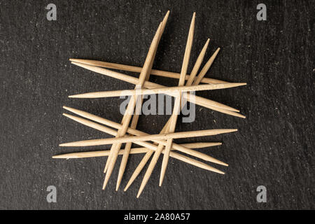 Menge ganze arrangiert Holz braun Zahnstocher flatlay am grauen Stein Stockfoto