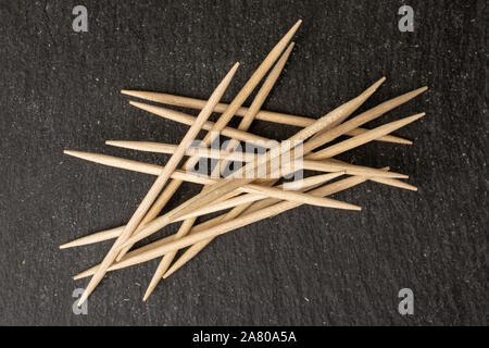 Menge ganze arrangiert Holz braun Zahnstocher flatlay am grauen Stein Stockfoto